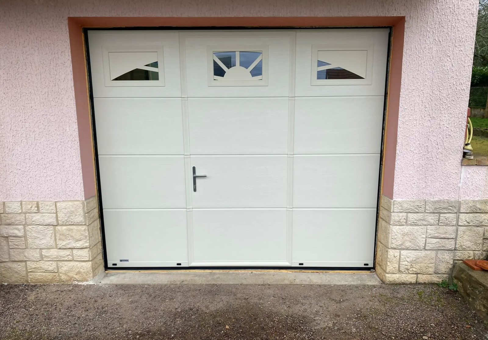 Pose d'une porte de garage sectionnelle avec motorisation à Varenne-Vauzelles (2)