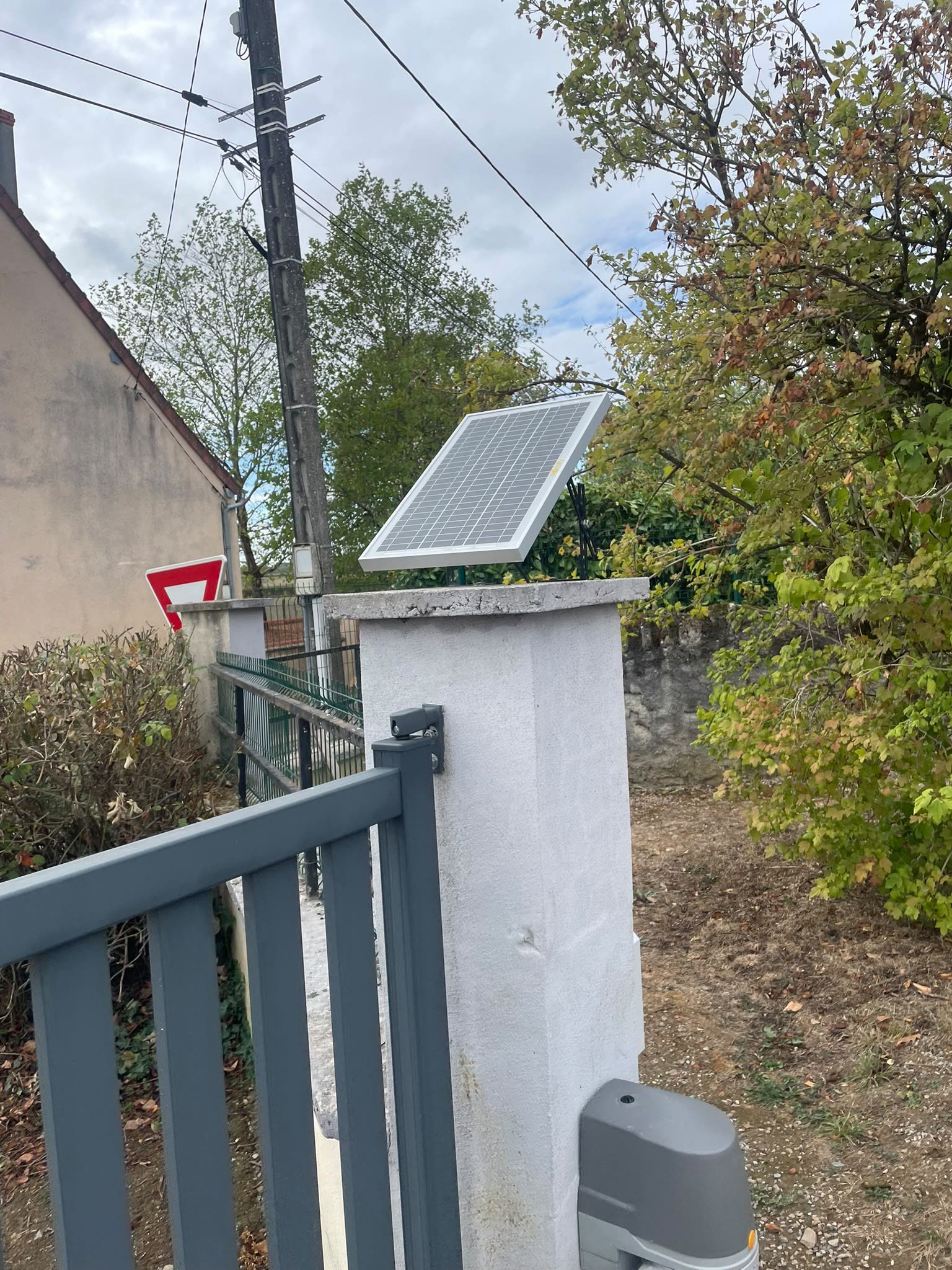 Motorisation solaire d'un portail dans la Nièvre (3)