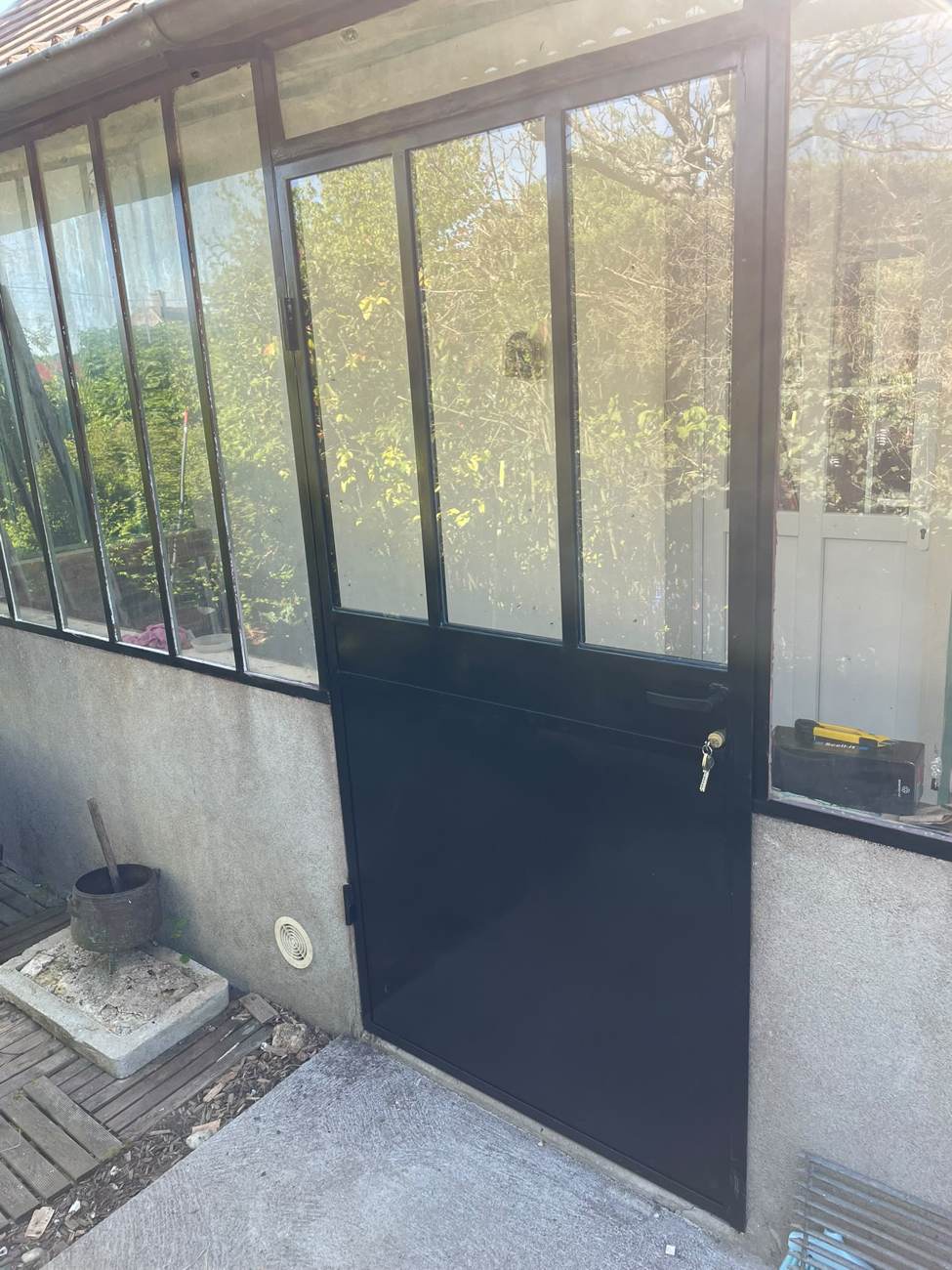 Après : porte d’atelier en acier noir posée